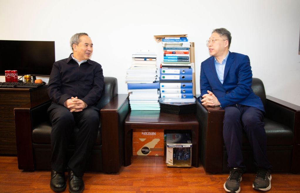 賈振元校長看望新當選的中國科學院院士郭旭教授
